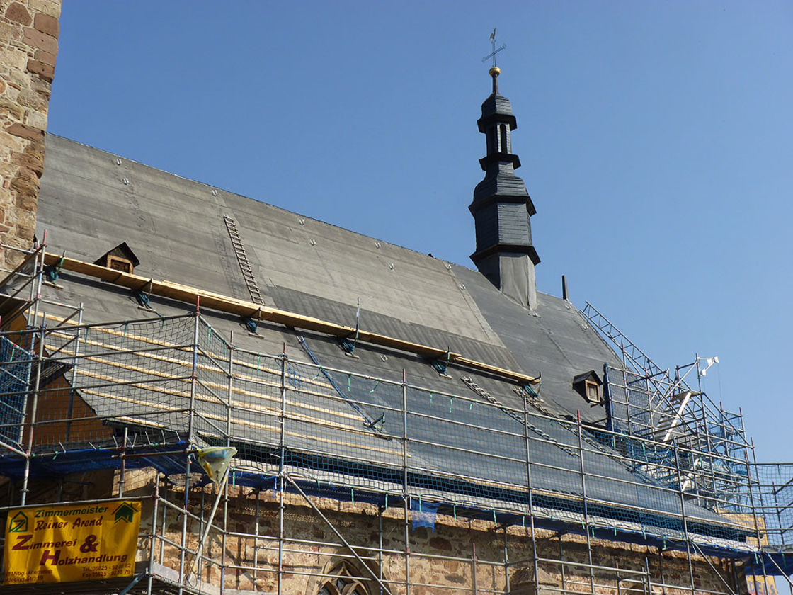 Dacharbeiten an St. Crescentius (Foto: Karl-Franz Thiede)